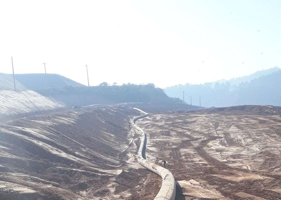Tubo de PEAD de 500 milímetros levado ao local de instalação em aterro